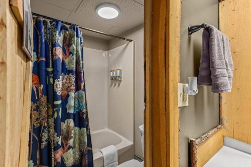 y baño con ducha y cortina de ducha. en Stonegate Lodge King Bed Fast WiFi 50in Roku TV Salt Water Pool Room # 304, en Eureka Springs