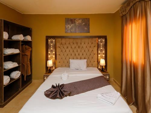 una camera con letto e scaffali di vestiti di Master Pyramids Inn a Il Cairo