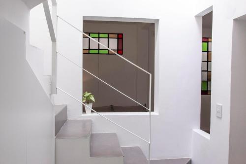 una escalera con vidrieras en una casa en Fliphaus Salvador 6000 - 2 Bd Duplex Palermo en Buenos Aires
