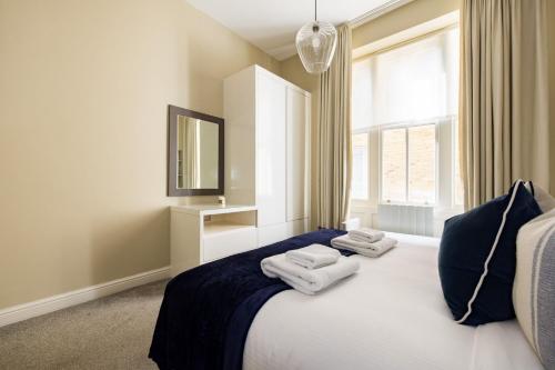 a bedroom with a bed with towels on it at Marylebone Luxury 2 Bed Appartment in London
