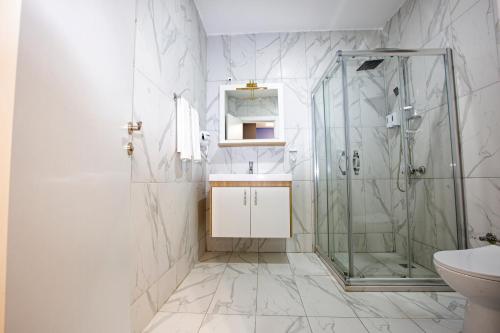 y baño con ducha y lavamanos. en Taksim Leon's Hotel, en Estambul