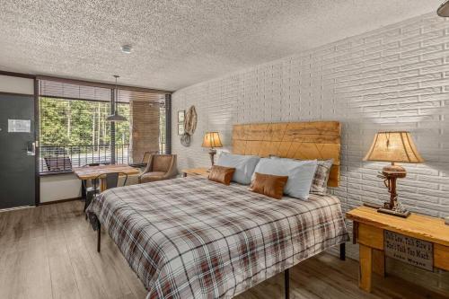 Ένα ή περισσότερα κρεβάτια σε δωμάτιο στο Stonegate Lodge King Bed Pool Fast WIFI 2 mi 2 DTWN Room #306