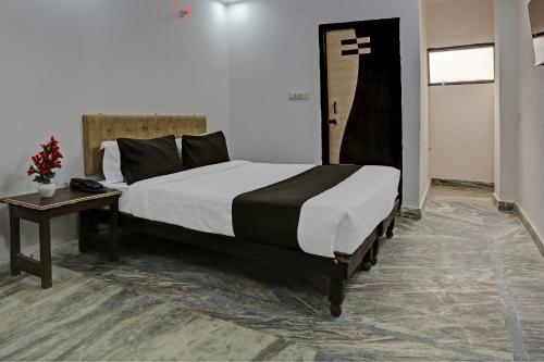 Postel nebo postele na pokoji v ubytování OYO Om Shiv Sai Hotel & Restaurant