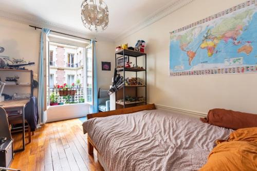 - une chambre avec un lit et une carte murale dans l'établissement Spacious and pleasant nest 2 steps from Montmartre, à Paris