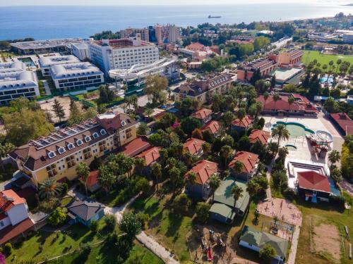- une vue sur la ville et un parc dans l'établissement MIR'AMOR GARDEN Resort Hotel-ALL INCLUSIVE, à Antalya