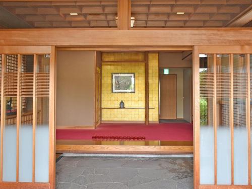 uma vista do interior de um quarto com janelas em Hotel Akaboshitei - Vacation STAY 57417v em Echizen