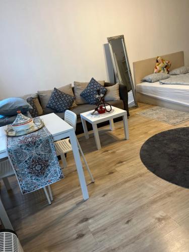 - un salon avec un canapé et une table dans l'établissement Habibi Apartman, à Budapest