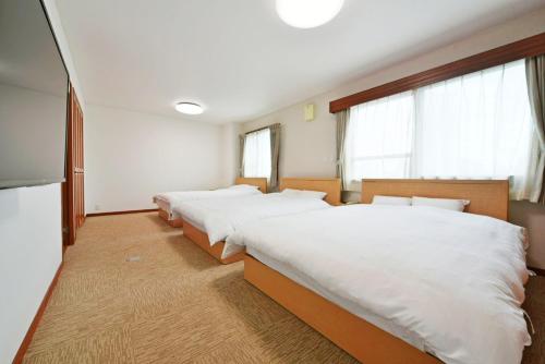 札幌的住宿－Pleasure Maruyama - Vacation STAY 52798v，配有白色床单的客房内的两张床