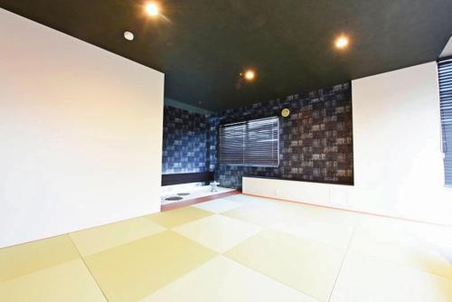 sala de estar con suelo de baldosa y ventana en Pleasure Maruyama - Vacation STAY 52780v, en Sapporo