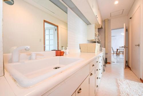 - une grande salle de bains blanche avec un grand lavabo dans l'établissement Pleasure Maruyama - Vacation STAY 52798v, à Sapporo