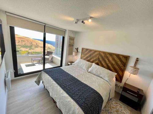 Un pat sau paturi într-o cameră la Moderno departamento nuevo con vista a las dunas y al mar