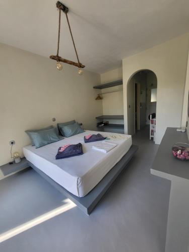 a bedroom with a large bed in a room at Deep Blue Studios in Logaras