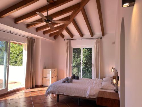 ein Schlafzimmer mit einem Bett, auf dem ein Teddybär liegt in der Unterkunft Villa close to the beach in Marbella in Marbella