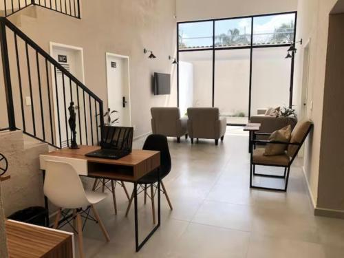 a living room with a laptop on a table and chairs at Urban Chapalita in Guadalajara
