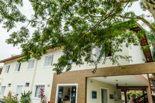 a view of the front of a building at Pousada Vila da Praia in Bertioga