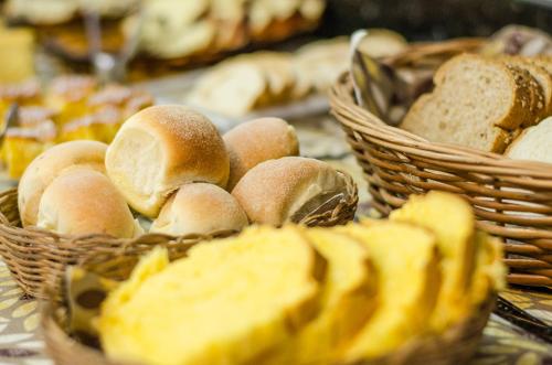 a bunch of baskets of bread and baskets of bread at Pousada Vila da Praia in Bertioga