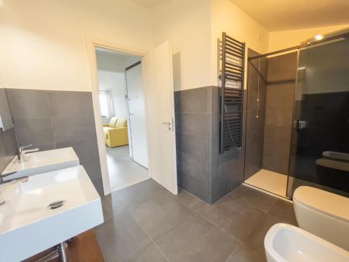 W łazience znajduje się prysznic, umywalka i toaleta. w obiekcie Podere Belvedere w mieście Moneglia