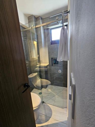 a bathroom with a glass shower and a toilet at Habitación Privada 5-B Centro Expositor in Puebla