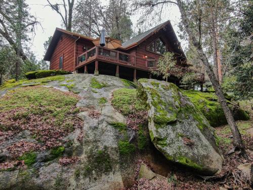 Gallery image of Exquisite Log Cabin in the Pines and Very Private in Sonora
