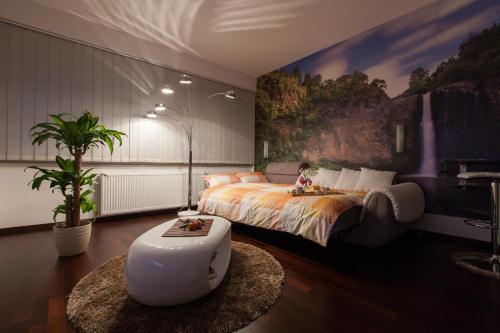 1 dormitorio con 1 cama grande y una pintura en la pared en ZagrebRent Apartments, en Zagreb