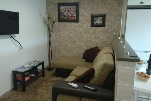 ein Wohnzimmer mit einem Sofa und einem Tisch in der Unterkunft Casa Rústica Con Encanto. in Brandomil