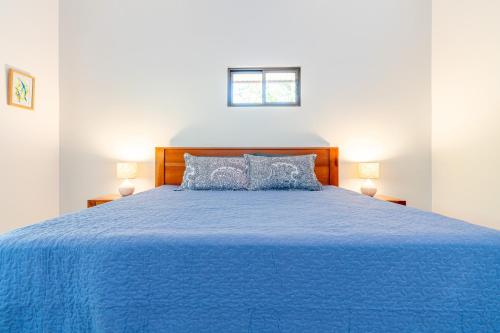 a bedroom with a blue bed with a blue blanket at Luxury 2 bedroom, walking distance to beach in Uvita