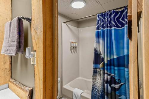 e bagno con doccia e tenda. di Stonegate Lodge King Bed Fast WiFi 40in TV Salt Water Pool Room #309 a Eureka Springs