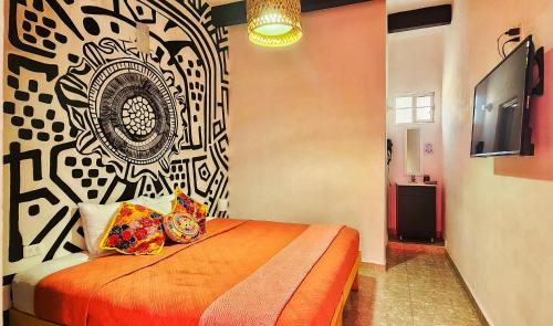 Schlafzimmer mit einem Bett mit einer schwarz-weißen Wand in der Unterkunft MESON AMELIA in San Miguel de Allende