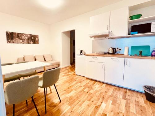 eine Küche und ein Esszimmer mit einem Tisch und Stühlen in der Unterkunft Sievering18 A-B in Wien