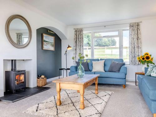 sala de estar con sofá azul y chimenea en 3 Bed in Ashford In The Water 88675, en Longstone