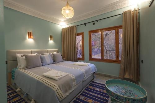 Un dormitorio con una cama grande y una ventana en La Perle de Neige en Imlil
