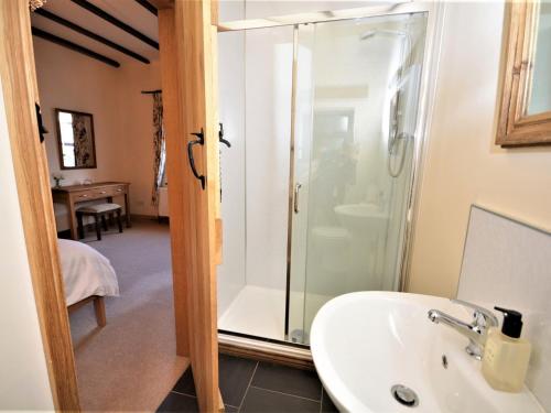 uma casa de banho com um chuveiro e um lavatório. em 3 Bed in Kelso 76374 