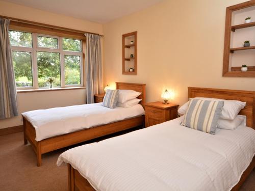 um quarto com 2 camas e uma janela em 3 Bed in Kelso 76374 