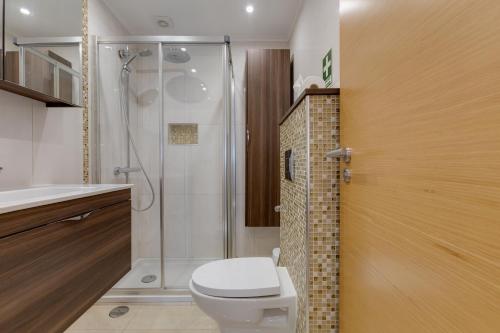 La salle de bains est pourvue d'une douche, de toilettes et d'un lavabo. dans l'établissement Veiga´s House, à Lagos