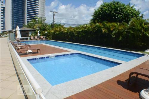 uma grande piscina no topo de um edifício em Apartamento mobiliado - Salvador em Salvador
