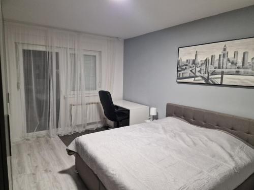 - une chambre avec un lit, un bureau et une fenêtre dans l'établissement Apartman RONI, à Zagreb