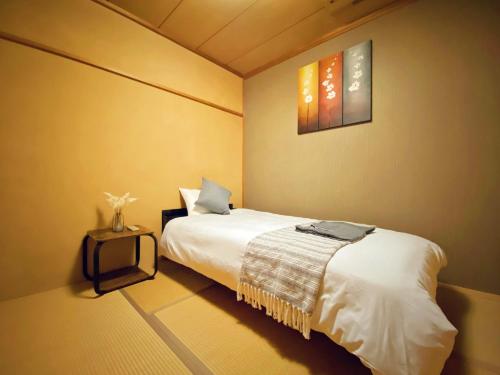 מיטה או מיטות בחדר ב-Sakuraya Ryokan - Vacation STAY 51706v