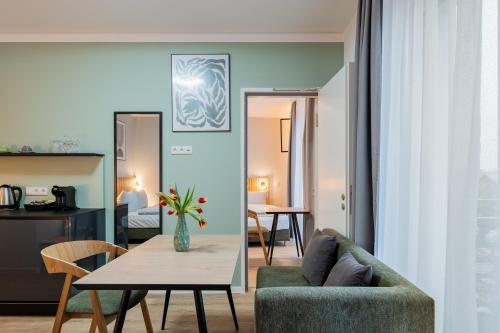 柏林的住宿－Nena Apartments Berlin - Adlershof - "New Opening 2024"，客厅配有沙发和桌子