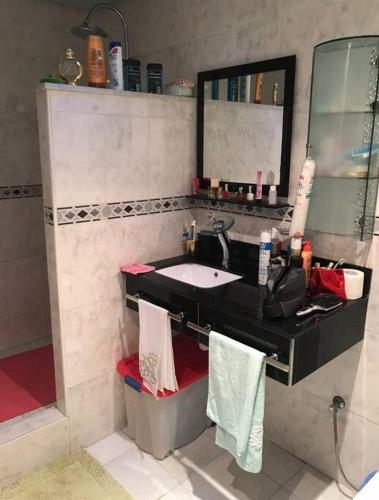 ein Bad mit einem Waschbecken und einem Spiegel in der Unterkunft Bel appartement à Casablanca 2 chambres in Casablanca