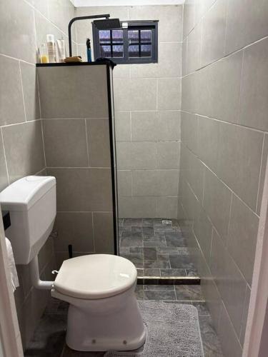 a bathroom with a toilet and a shower at Kom tot rust bij ons in Zorg en Hoop