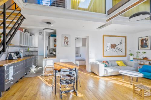 une cuisine et un salon avec un canapé et une table dans l'établissement Duplex Béranger - Welkeys, à Le Pré-Saint-Gervais