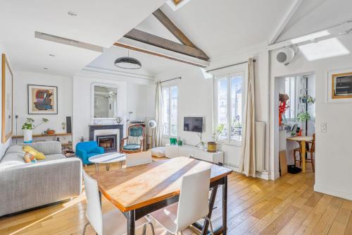 un salon avec une table et un canapé dans l'établissement Duplex Béranger - Welkeys, à Le Pré-Saint-Gervais