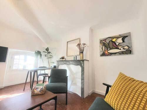 a living room with a table and a fireplace at Logement au coeur de Marseille, le Stassi in Marseille