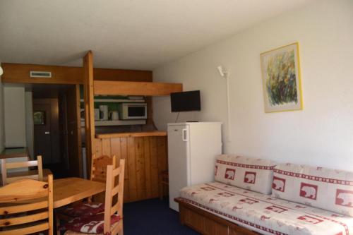 Résidence Lauzieres - Studio 5 personnes en rez-de-jardin skis aux pieds et proche des commerces dans le village du Charvet à Arc 1800 MAE-2065