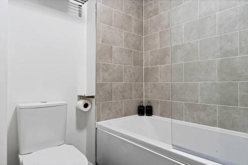 a bathroom with a tub and a toilet and a shower at Luxury Birmingham City Centre Townhouse with FREE Parking - Sleeps 4 - Perfect for Contractors, Business Travellers, Families and other Groups - Near Bullring, Newstreet, Selfridges, NEC, NIA & Birmingham airport in Birmingham