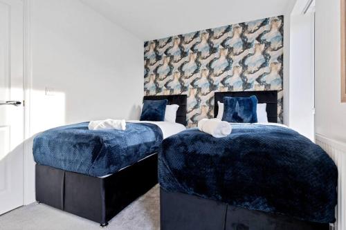 A bed or beds in a room at Luxury Birmingham City Centre Townhouse with FREE Parking - Sleeps 4 - Perfect for Contractors, Business Travellers, Families and other Groups - Near Bullring, Newstreet, Selfridges, NEC, NIA & Birmingham airport