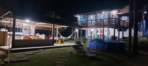 uma casa com duas cadeiras no quintal à noite em Chorinho Dàgua, Um paraiso na Mantiqueira em São José dos Campos