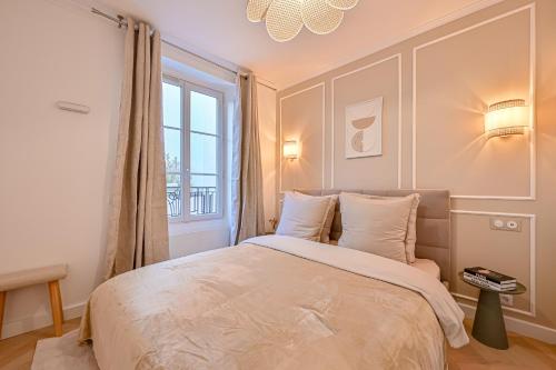Suite Eiffel- Perfect location في باريس: غرفة نوم بسرير كبير مع نافذة