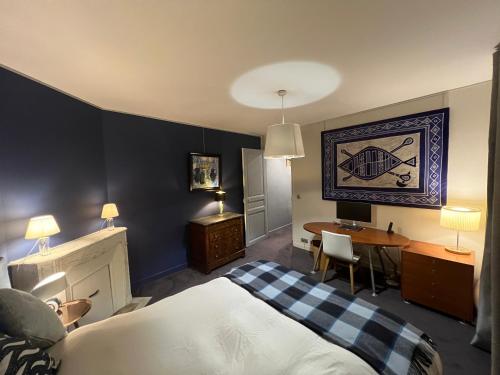 une chambre avec un lit, un bureau et une table dans l'établissement Appartement de grand standing en plein coeur de Paris à proximité du Trocadéro, à Paris