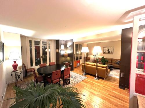 un salon avec une table et un canapé dans l'établissement Appartement de grand standing en plein coeur de Paris à proximité du Trocadéro, à Paris